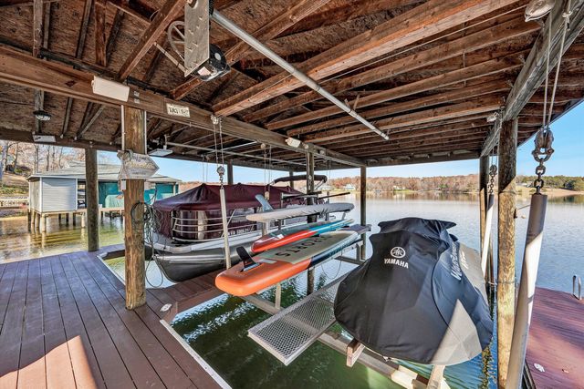 695 Fox Chase RD, Wirtz, VA 24184