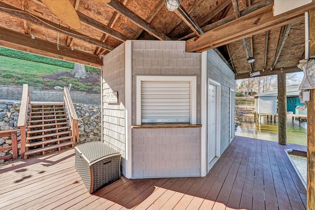 695 Fox Chase RD, Wirtz, VA 24184