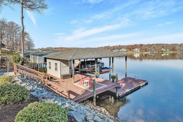 695 Fox Chase RD, Wirtz, VA 24184