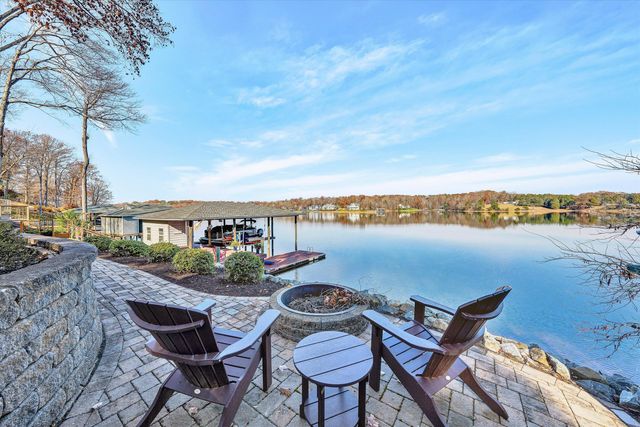 695 Fox Chase RD, Wirtz, VA 24184