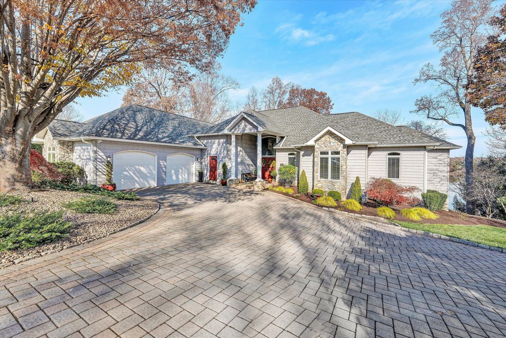 695 Fox Chase RD, Wirtz, VA 24184