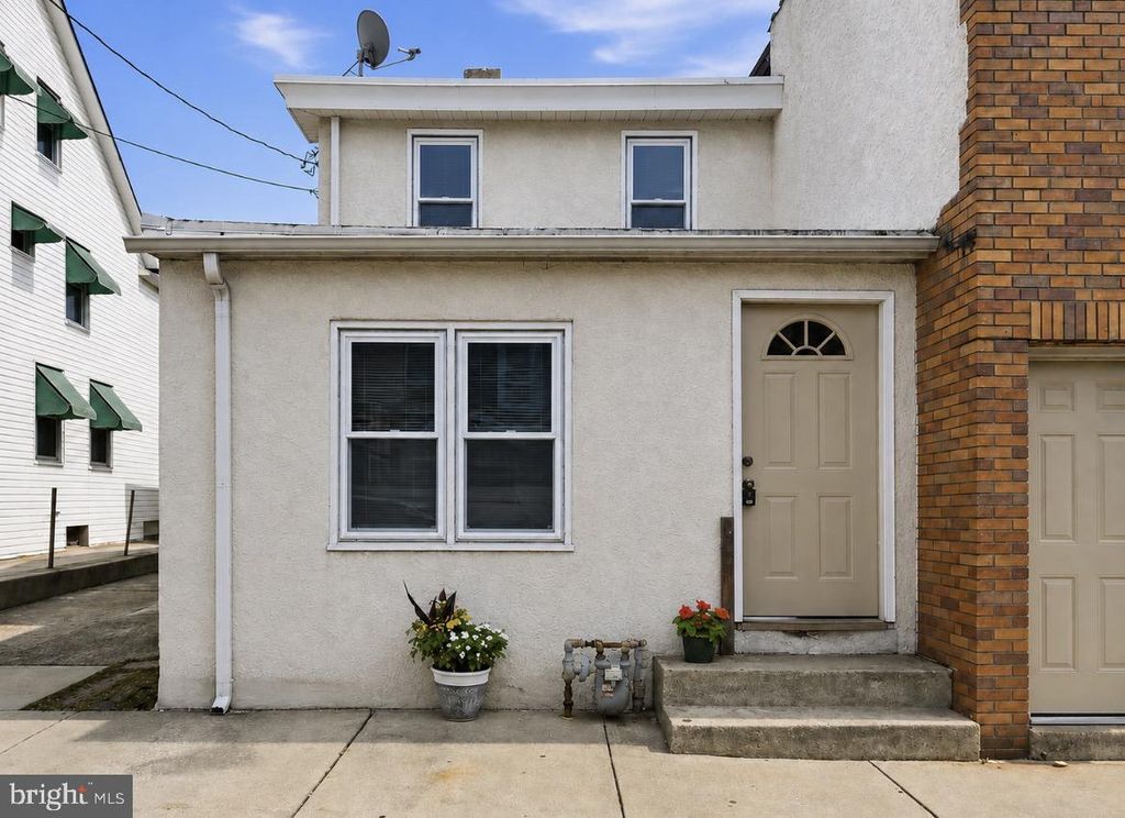 35 MARSHALL AVE, MARCUS HOOK, PA 19061 — exterior