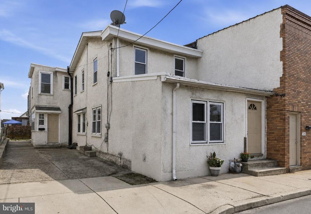 35 MARSHALL AVE, MARCUS HOOK, PA 19061 — photo 2