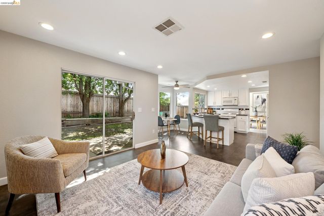3400 Cobblestone Dr, Rocklin, CA 95765
