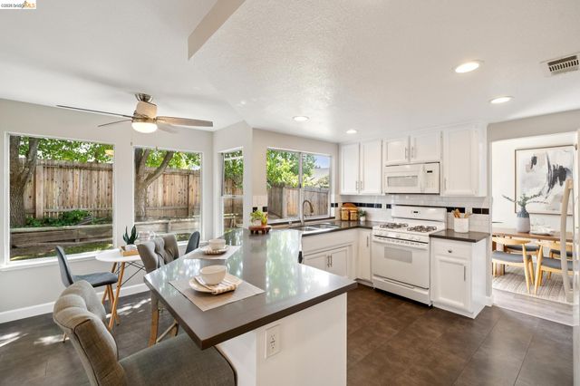 3400 Cobblestone Dr, Rocklin, CA 95765