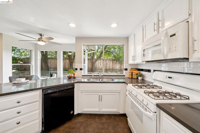3400 Cobblestone Dr, Rocklin, CA 95765