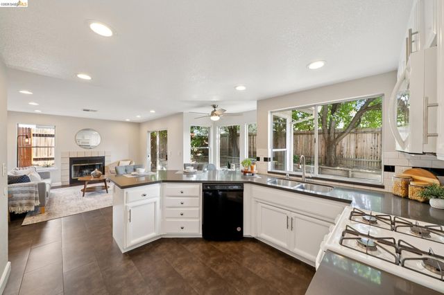 3400 Cobblestone Dr, Rocklin, CA 95765