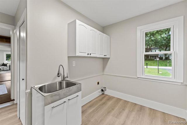 2185 Brenthaven Drive, Bloomfield Hills, MI 48304
