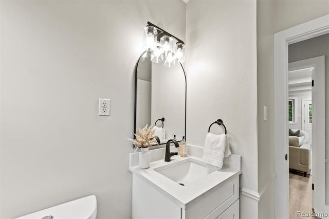 2185 Brenthaven Drive, Bloomfield Hills, MI 48304