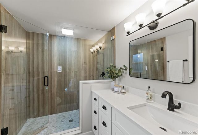 2185 Brenthaven Drive, Bloomfield Hills, MI 48304