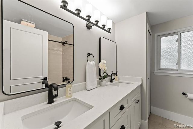 2185 Brenthaven Drive, Bloomfield Hills, MI 48304