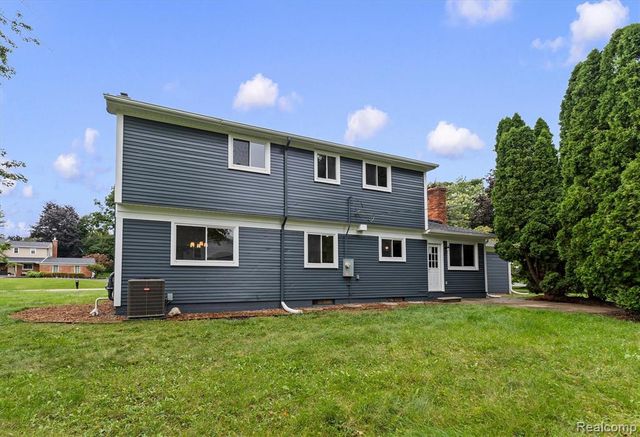 2185 Brenthaven Drive, Bloomfield Hills, MI 48304