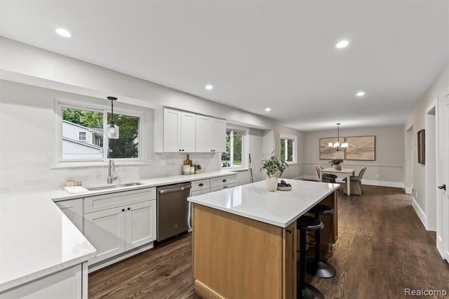 2185 Brenthaven Drive, Bloomfield Hills, MI 48304
