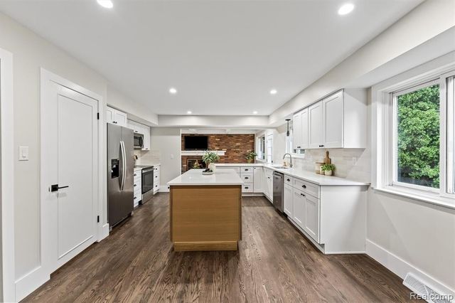 2185 Brenthaven Drive, Bloomfield Hills, MI 48304