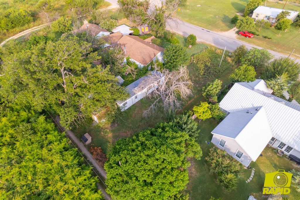Image 10 of property listing at 310 Cottonwood Street, Eldorado, TX 76936