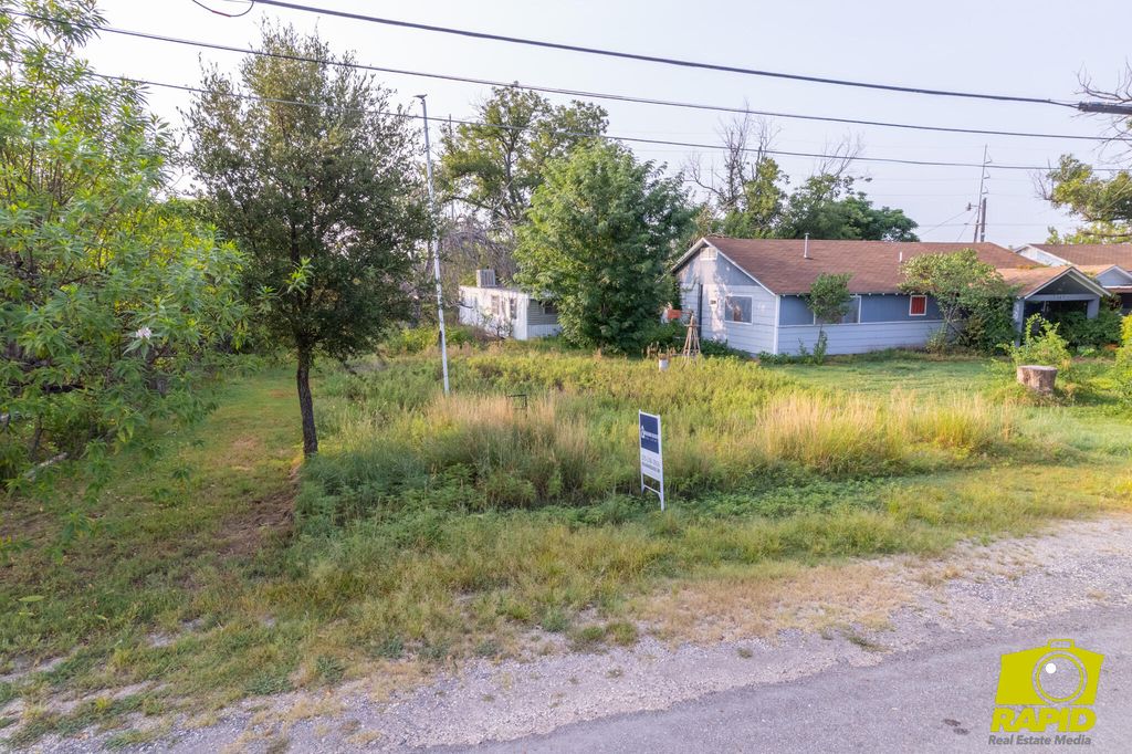 Image 4 of property listing at 310 Cottonwood Street, Eldorado, TX 76936