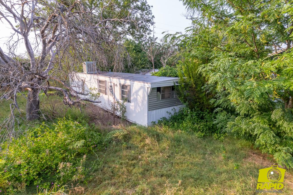 Image 6 of property listing at 310 Cottonwood Street, Eldorado, TX 76936