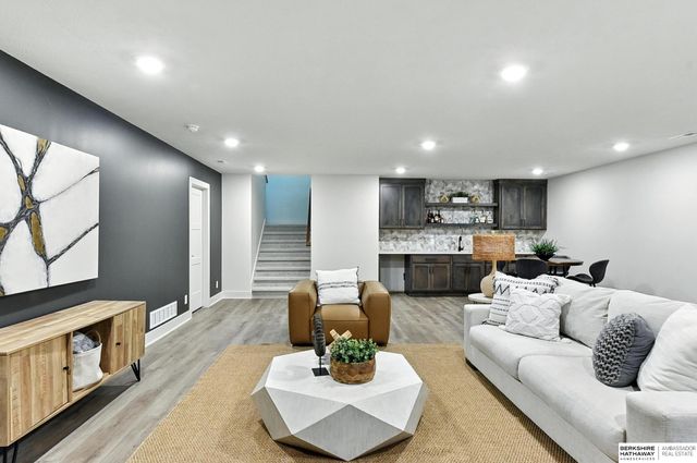 5915 N 169 Street, Omaha, NE 68116