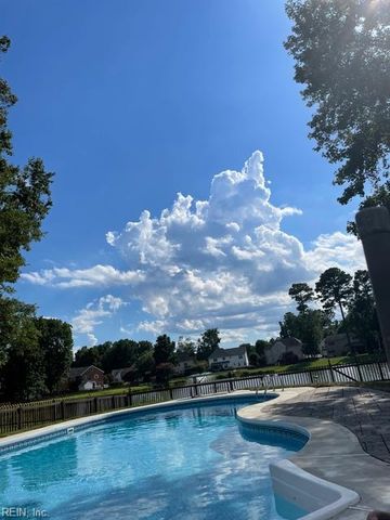 122 Rockmor LN, Yorktown, VA 23693