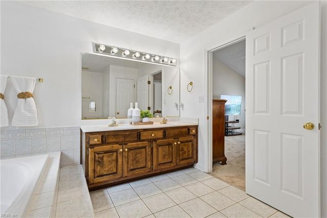 122 Rockmor LN, Yorktown, VA 23693