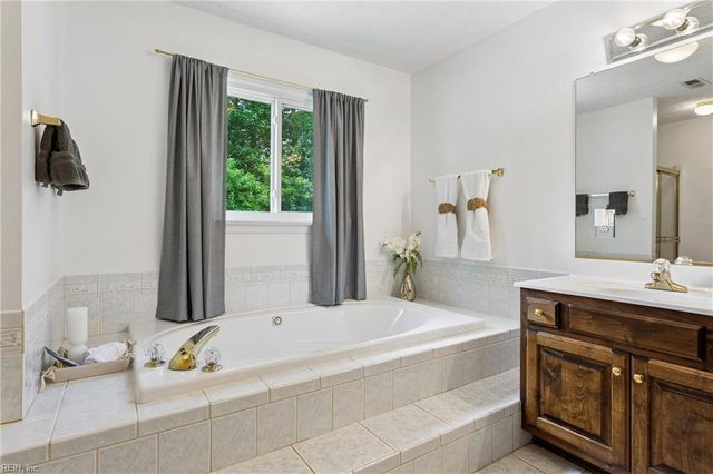 122 Rockmor LN, Yorktown, VA 23693