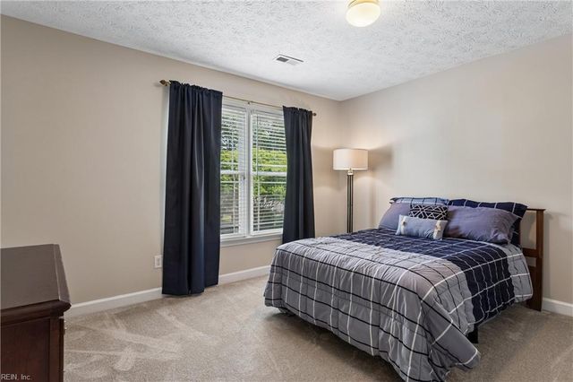 122 Rockmor LN, Yorktown, VA 23693
