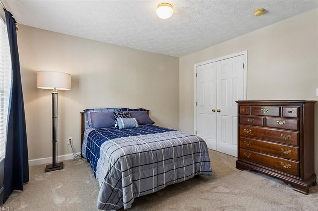 122 Rockmor LN, Yorktown, VA 23693