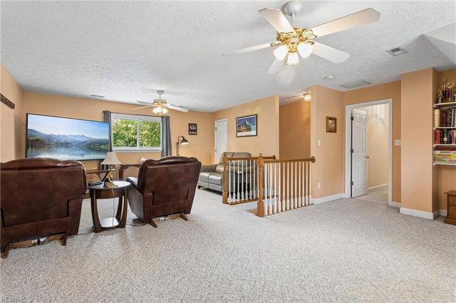 122 Rockmor LN, Yorktown, VA 23693