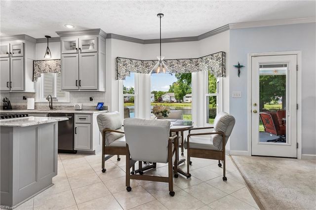 122 Rockmor LN, Yorktown, VA 23693