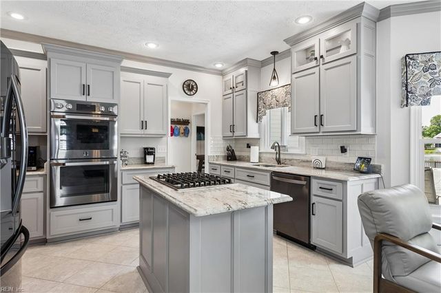122 Rockmor LN, Yorktown, VA 23693