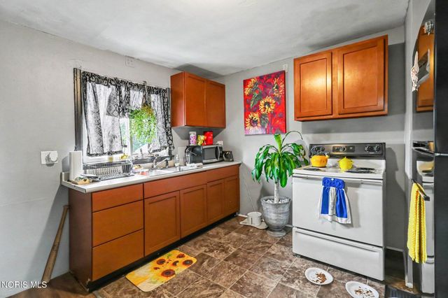 702 E Broadway Street, Toledo, OH 43605