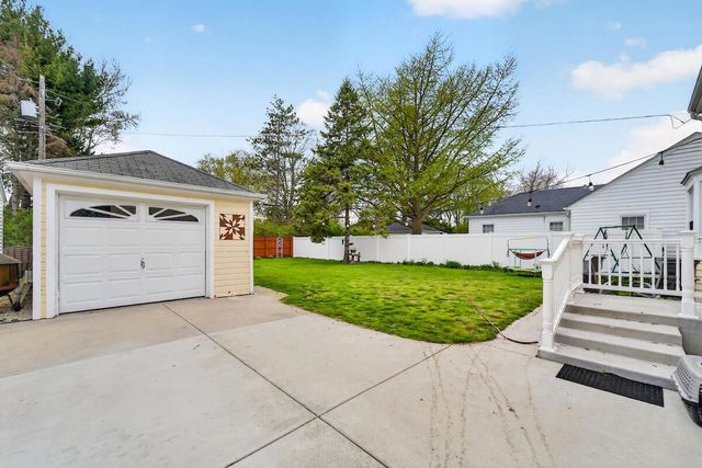 429 Shoreland DRIVE, Racine, WI 53402