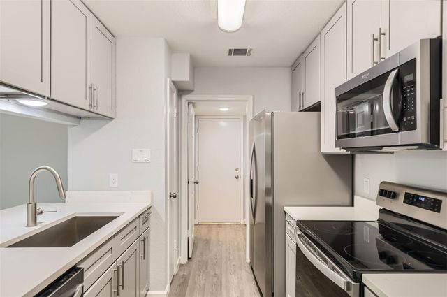 9201 Sedgemoor TRL B, Austin, TX 78748