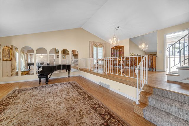 495 E Park Manor Court, Elmhurst, IL 60126