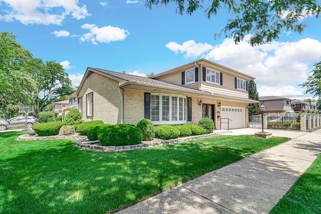 495 E Park Manor Court, Elmhurst, IL 60126