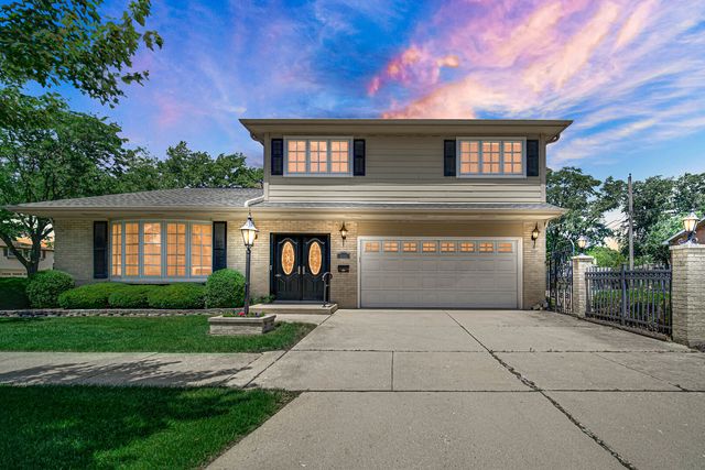 495 E Park Manor Court, Elmhurst, IL 60126