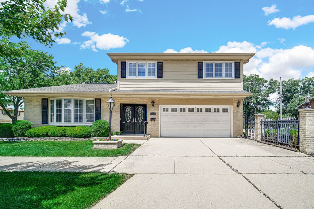 495 E Park Manor Court, Elmhurst, IL 60126