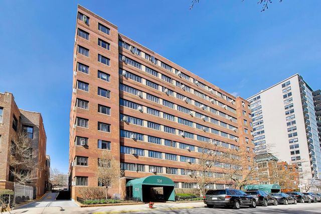 700 W Bittersweet Place 210, Chicago, IL 60613