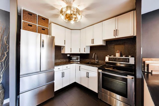 700 W Bittersweet Place 210, Chicago, IL 60613