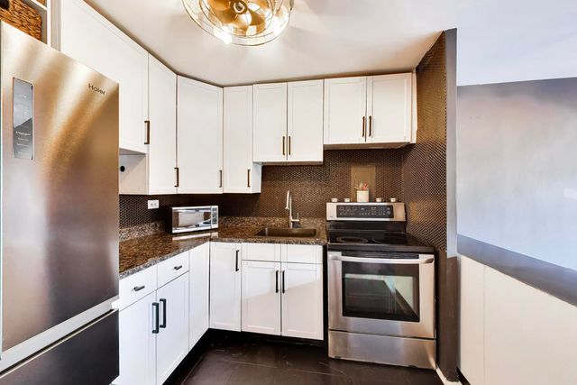 700 W Bittersweet Place 210, Chicago, IL 60613