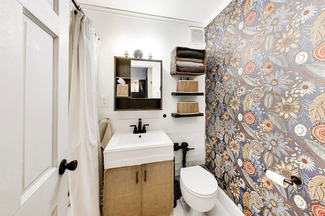 700 W Bittersweet Place 210, Chicago, IL 60613