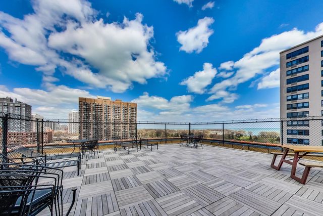 700 W Bittersweet Place 210, Chicago, IL 60613