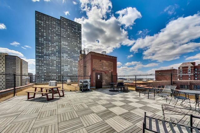 700 W Bittersweet Place 210, Chicago, IL 60613