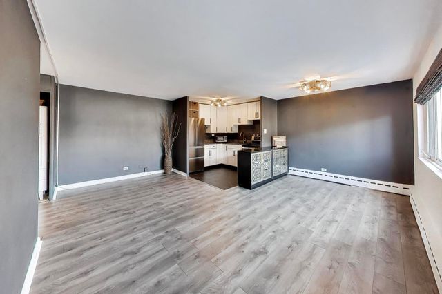 700 W Bittersweet Place 210, Chicago, IL 60613