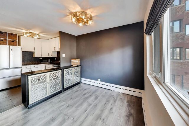 700 W Bittersweet Place 210, Chicago, IL 60613