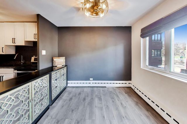 700 W Bittersweet Place 210, Chicago, IL 60613