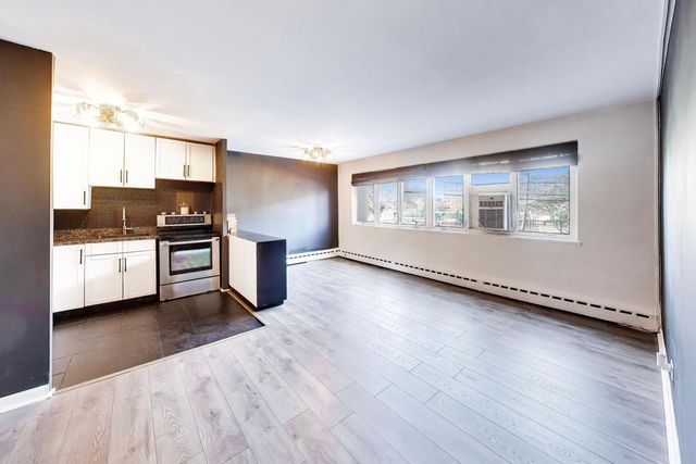 700 W Bittersweet Place 210, Chicago, IL 60613