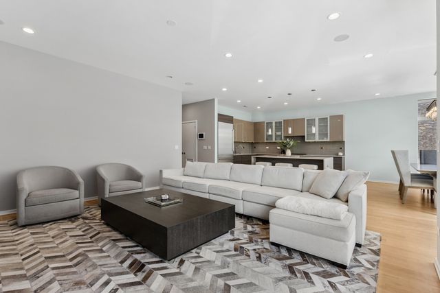 456 N Carpenter Street 2, Chicago, IL 60642