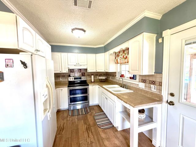 2006 Eden Street, Pascagoula, MS 39581