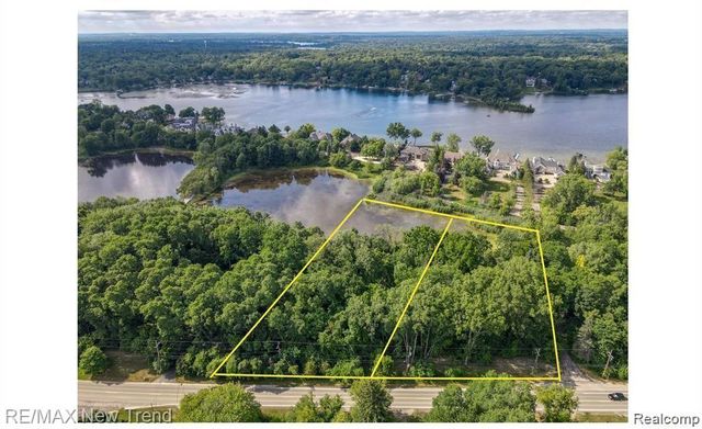 6100 Pontiac Trail, West Bloomfield, MI 48323